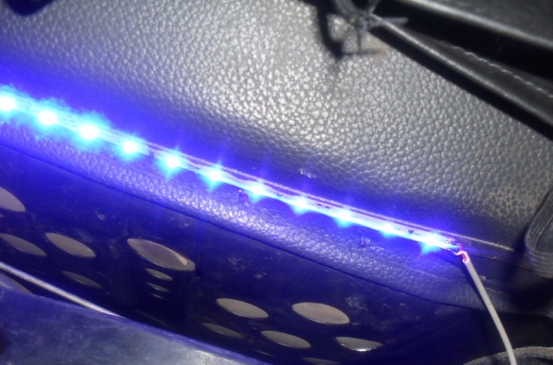 Фото установки светодиодной подсветки салона авто